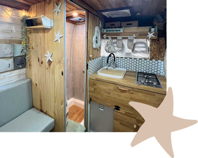 Interior caravana CAMP LIFE TENERIFE acogedora madera estrellas de mar